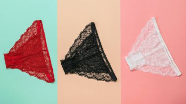 Çok renkli arka planda üç kadın külotu seti. Düz yatıyordu.