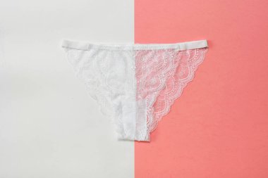 Beyaz kadın külotunu beyaz ve kırmızı arka planda açın. İç çamaşırı. Yukarıdan görünüşü.