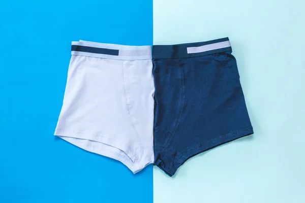 Zwei Männer-Unterhosen auf zweifarbigem Hintergrund. — Stockfoto