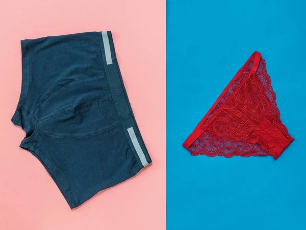 Braguitas azules para hombre y mujer roja sobre fondo bicolor . —  Fotos de Stock