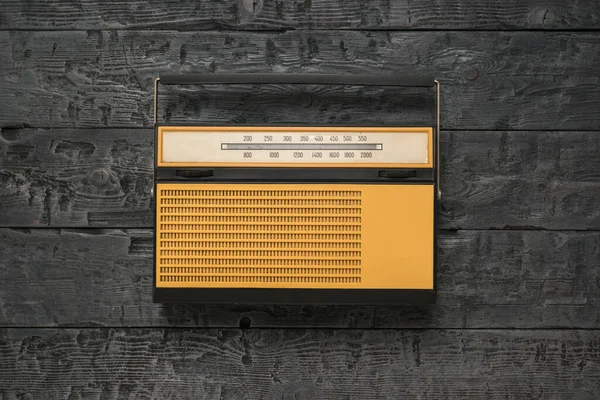 Radio retro con escala analógica sobre fondo de madera. Ingeniería de radio del pasado . — Foto de Stock