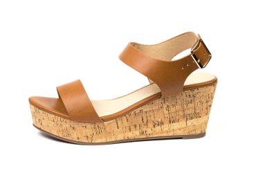 Beyaz arka planda sol ayaklı şık kadın sandaletleri..