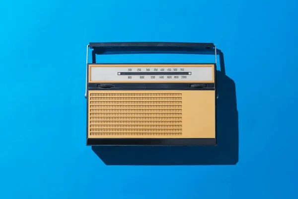 Radio vintage en luz brillante sobre un fondo azul. Técnica vintage . — Foto de Stock