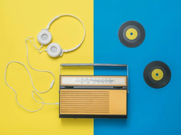 Vintage-Radio, Schallplatten und Kopfhörer auf zweifarbigem Hintergrund. Vintage-Technik. — Stockfoto