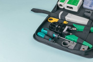 RJ 45 kablosunu bağlamak için bir takım araçlar.