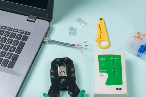 Het proces van het aansluiten van een rj 45 kabel op een laptop. — Stockfoto