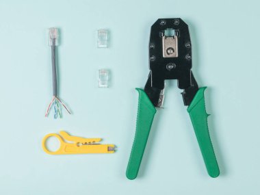 rj 45 konnektörlerini utp kablosuna bağlamak için iki araç.