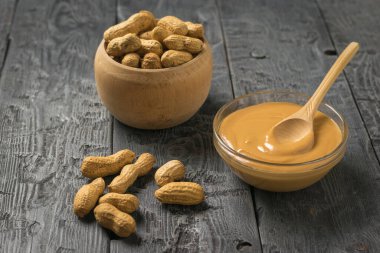 Fıstık ezmeli cam kase ve fıstık meyveli ahşap kase..