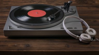 Tahta bir masada plakçalar ve kulaklıklar..