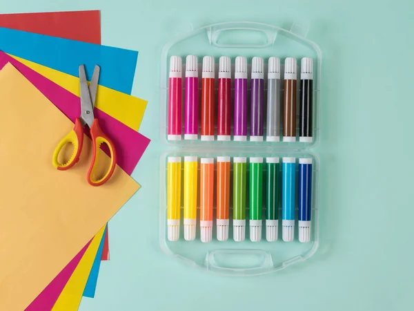 Marcadores de colores, hojas de papel y tijeras sobre un fondo claro . —  Fotos de Stock