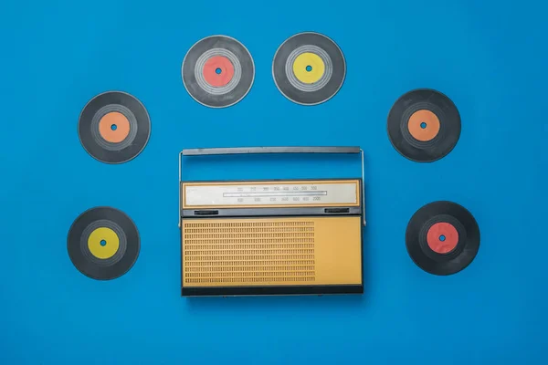 Retro radyo ve mavi arka planda çok renkli vinil diskler. Geçmişteki radyo mühendisliği. — Stok fotoğraf