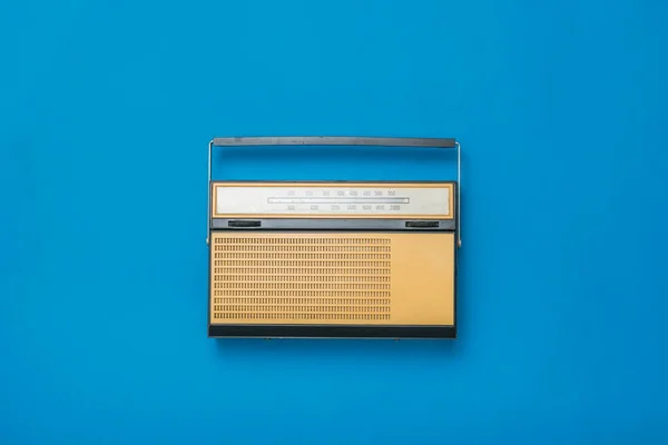 Radio retro analógica sobre fondo azul. Técnica vintage . — Foto de Stock