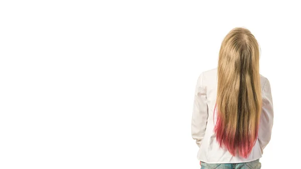 Una ragazza in camicia bianca con i capelli parzialmente colorati isolati su uno sfondo bianco. — Foto Stock