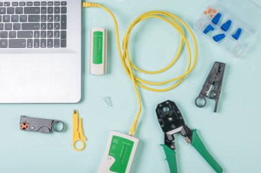 Sarı ethernet kablosunu Ian test edicisiyle kontrol ediyorum..