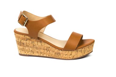 Deri sandalet, sağ kadın ayağı beyaz arka planda izole edilmiş..