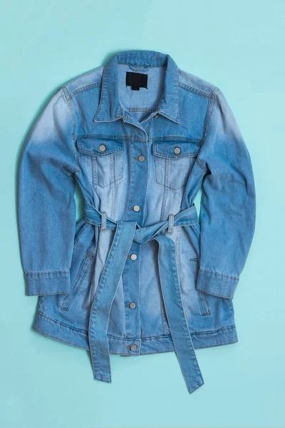 Cappotto in denim da donna su sfondo blu. — Foto Stock