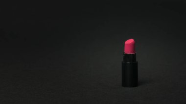 Siyah bir arkaplanda parlak kırmızı ruj örneği.