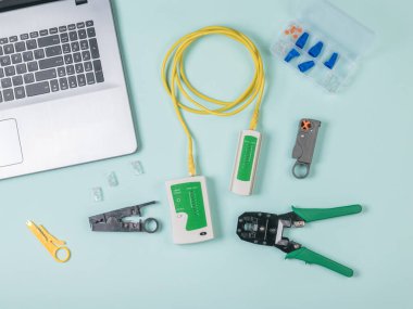 İnternete bağlanmak için laptopuna bir utp kablosu bağla.