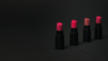 Siyah arkaplanda birkaç ruj örneği var..
