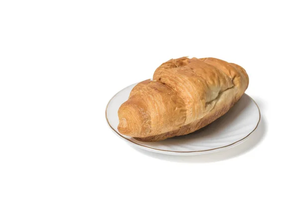 Verse croissant op een witte plaat geïsoleerd op een witte achtergrond. — Stockfoto