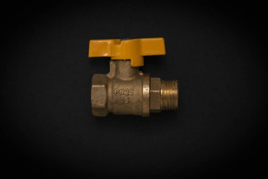 Siyah arkaplanda ev kullanımı için gaz musluğu.