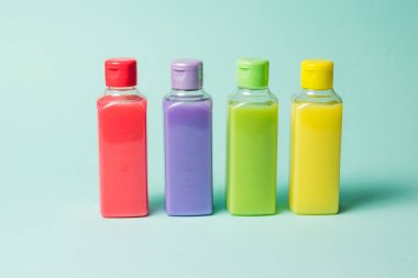 Açık arkaplanda renkli plastik şişeler..