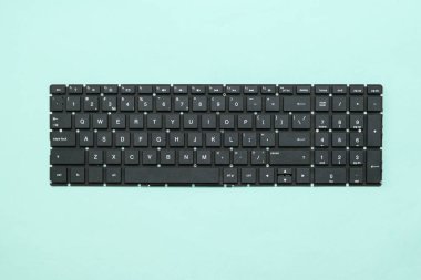 Mavi arkaplandaki dizüstü bilgisayarların klavyelerini değiştir.