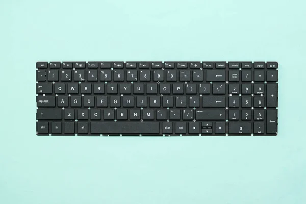 Ersättande tangentbord på bärbara datorer på en blå bakgrund. — Stockfoto