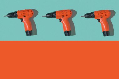 Mavi ve turuncu arka planda üç turuncu tornavida..