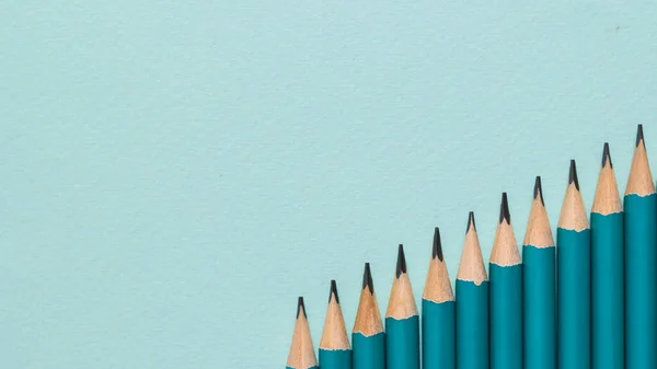 Grafit ceruzák lépésekben kék alapon. — Stock Fotó