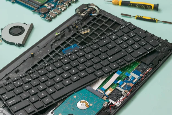 Laptop desmontado e kit de ferramentas em um fundo azul. — Fotografia de Stock