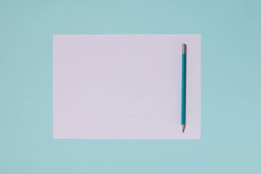 Mavi zemin üzerinde beyaz bir kağıt üzerinde çizgili kalem.