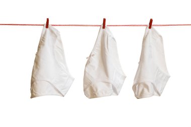 Beyaz arka planda izole edilmiş halatta üç kadın iç çamaşırı..