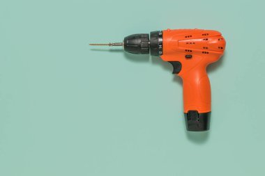 Açık mavi arkaplanda turuncu tornavida.