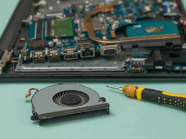 Ventilador de refrigeração no fundo do estojo de laptop desmontado. — Fotografia de Stock