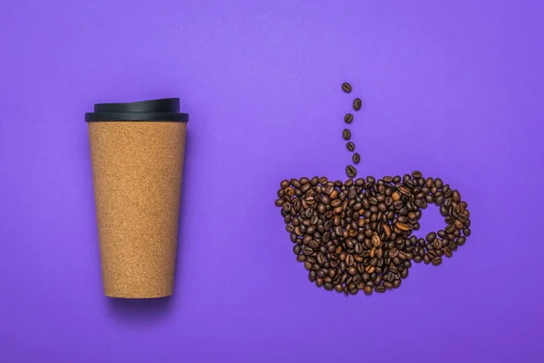 A Cup of coffee beans and a paper glass on a lilac background. — Stock Photo, Image