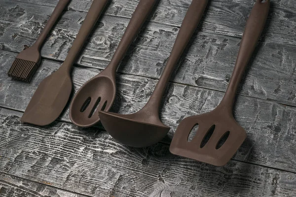 Set de accesorios de cocina de silicona sobre fondo de madera. —  Fotos de Stock