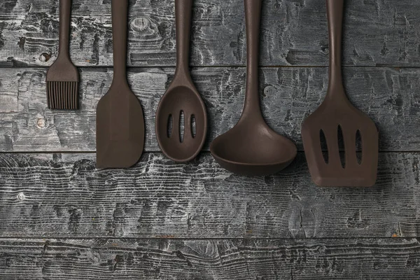 Set de accesorios de cocina de silicona sobre fondo de madera. — Foto de Stock