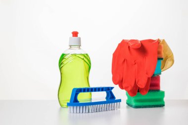 Beyaz bir masada, arka planda bulaşık yıkamak için evrensel bir ortam..