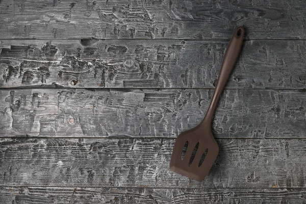 Barna szilikon szakács spatula egy fa háttér. — Stock Fotó