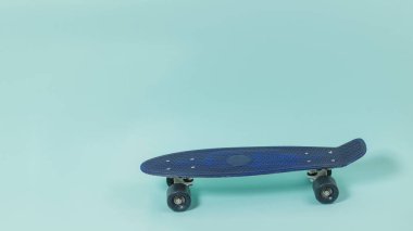 Açık mavi arkaplanda mavi kaykay.