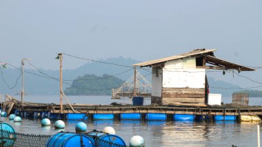 Fıçı ya da davuldan yapılmış bir şamandıra ya da duba, yüzen kafeslerdeki balık çiftçiliği gibi suda bir ağ ya da yapı yüzdürmek için kullanılır..