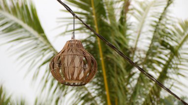Yerel Endonezyalı zanaatkarlar tarafından el yapımı, rattan örülmüş bir abajur. Açık hava kullanımı için bir asma lamba, ev bahçeleri veya restoranlar için..        