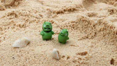 Angry Birds Bomba küçük kızgın kuş oyuncak figürler, kırmızı, kızgın yavru kuşlar, yaramaz Chuck ve kumsaldaki domuzlar