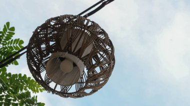 Yerel Endonezyalı zanaatkarlar tarafından el yapımı, rattan örülmüş bir abajur. Açık hava kullanımı için bir asma lamba, ev bahçeleri veya restoranlar için..