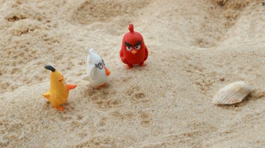  Angry Birds Bomba küçük kızgın kuş oyuncak figürler, kırmızı, kızgın yavru kuşlar, yaramaz Chuck ve kumsaldaki domuzlar