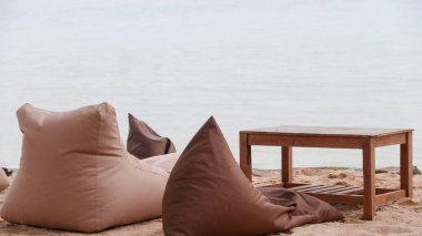 Fasulye torbaları ve masalar denize bakan sahile konur.