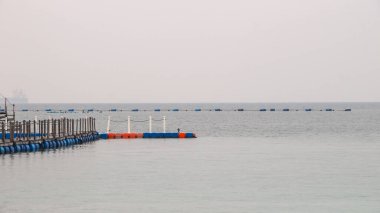    Fıçı ya da davuldan yapılmış bir şamandıra ya da duba, yüzen kafeslerdeki balık çiftçiliği gibi suda bir ağ ya da yapı yüzdürmek için kullanılır..                            