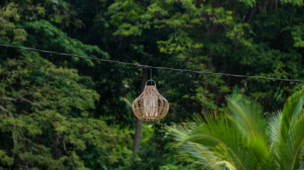 Yerel Endonezyalı zanaatkarlar tarafından el yapımı, rattan örülmüş bir abajur. Açık hava kullanımı için bir asma lamba, ev bahçeleri veya restoranlar için..