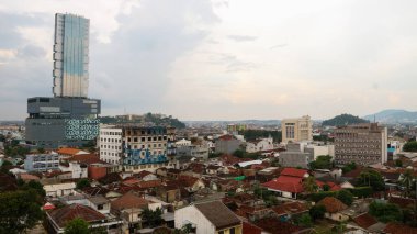 Gece vakti Endonezya 'nın Bandar Lampung şehrinde gökdelenler gökdelenlere hakim..